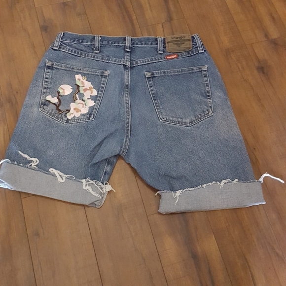 Wrangler‎ Vintage Floral Applique Distressed Jean Shorts - Picture 4 of 6